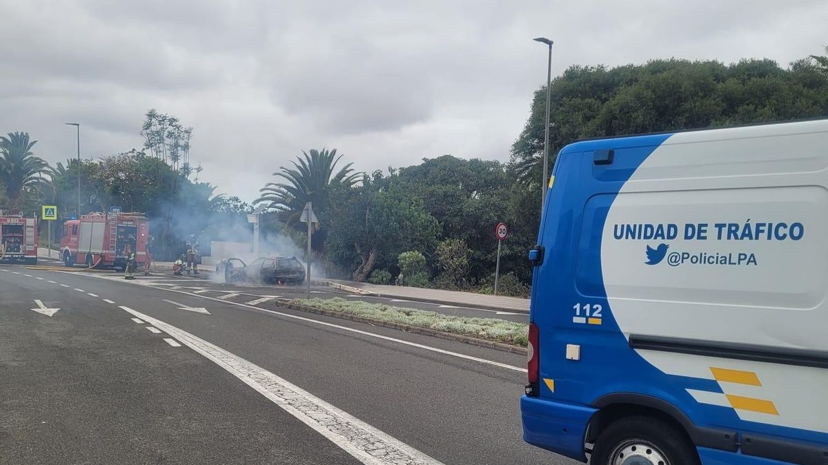 Imagen de los bomberos trabajando en las labores de extinción.