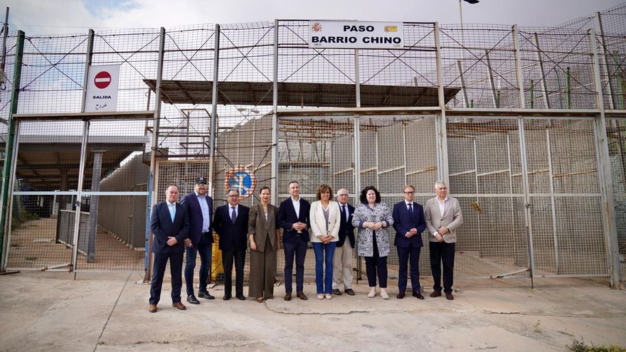 Los eurodiputados del PP europeo visitando la valla que separa Melilla de Marruecos por el paso de Barrio Chino