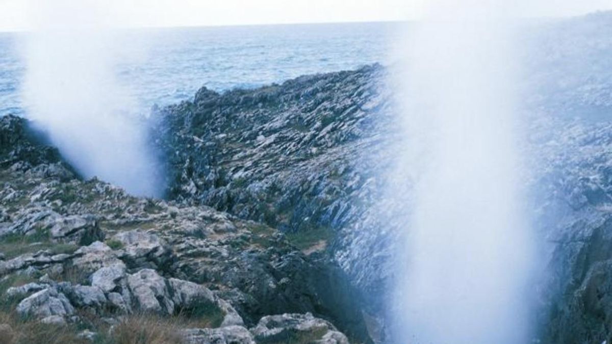El espectáculo de los bufones se da cuando las olas chocan contra la base del acantilado