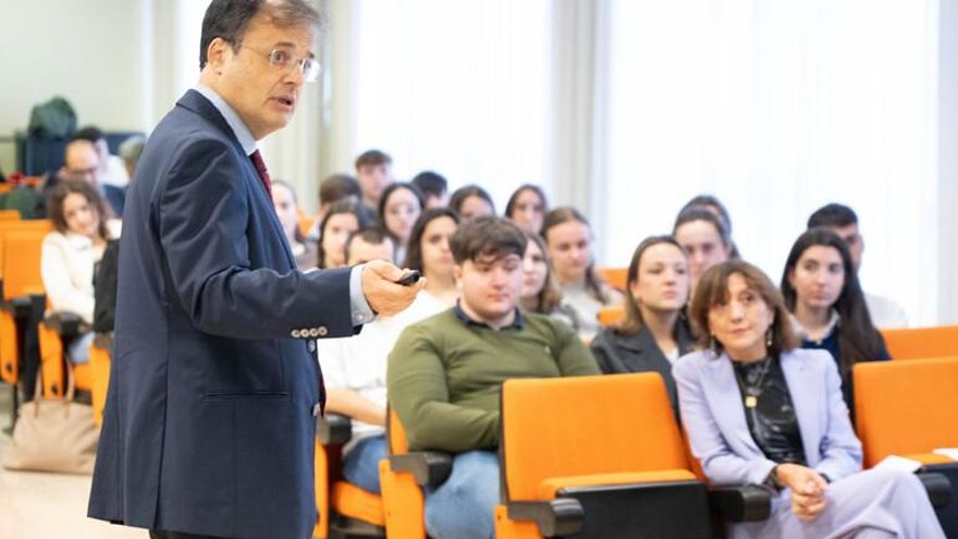 El consejero de Salud acusa al rector de la Universidad vasca de reducir "unilateralmente" las plazas de medicina en euskera