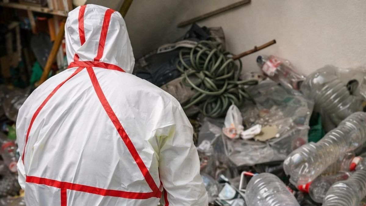 "Es un tema tabú": el padre y el hijo que han vaciado 370 casas marcadas por el síndrome de Diógenes en Balears