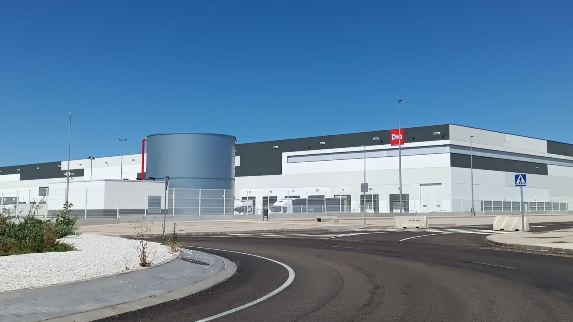 La gran nave del centro logístico de supermercados Dia en el polígono industrial de Villadangos del Páramo.