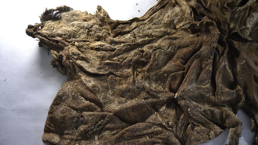 Detalle del abrigo, muy mal conservado.