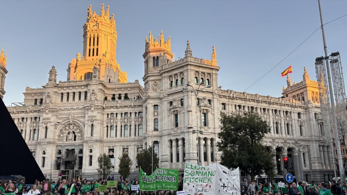 Miles de personas marchan en Madrid por la Educación y piden a la consejera que dimita: "Deja de insultar y ponte a negociar"