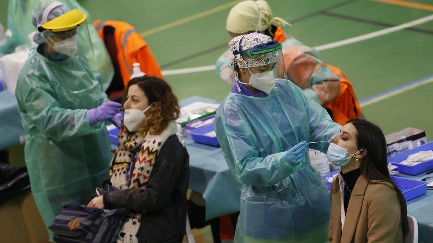 Bajan los casos y los contagios y sube levemente la presión asistencial. EFE/Lavandeira jr/Archivo