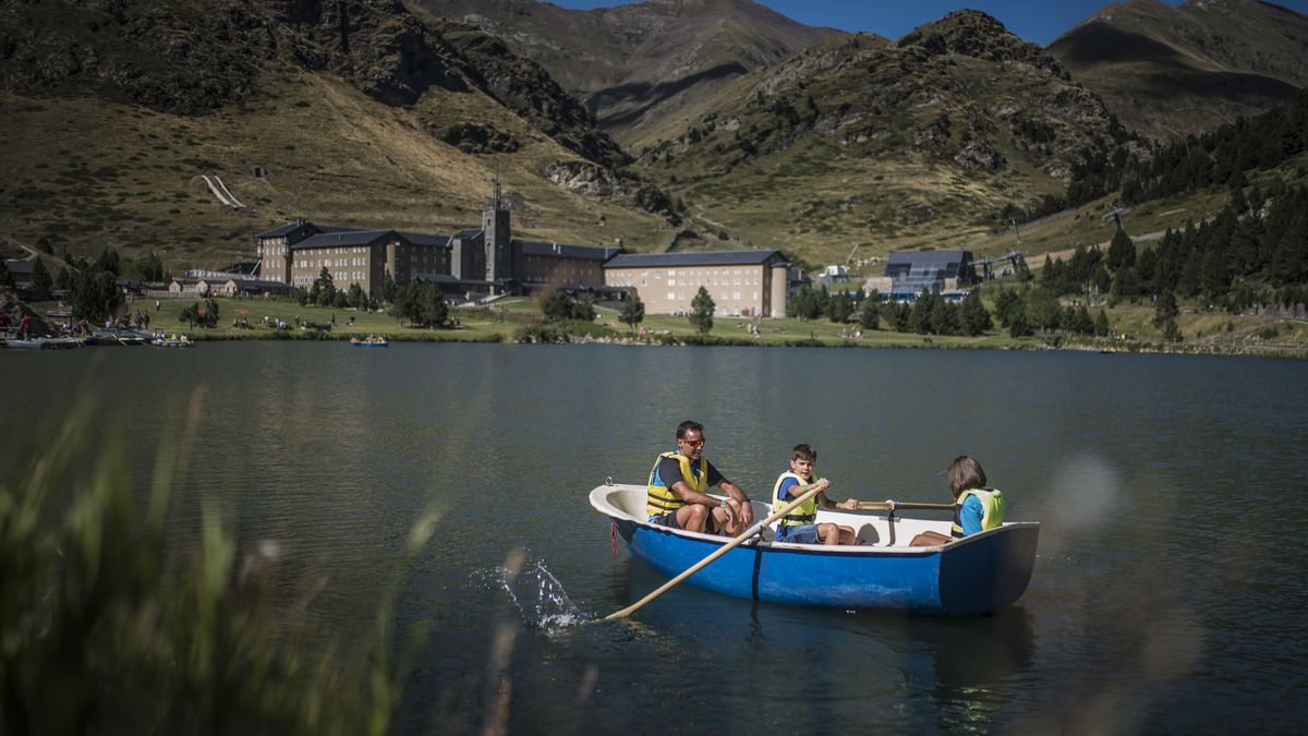Passeig amb barca pel llac de la Vall de Núria