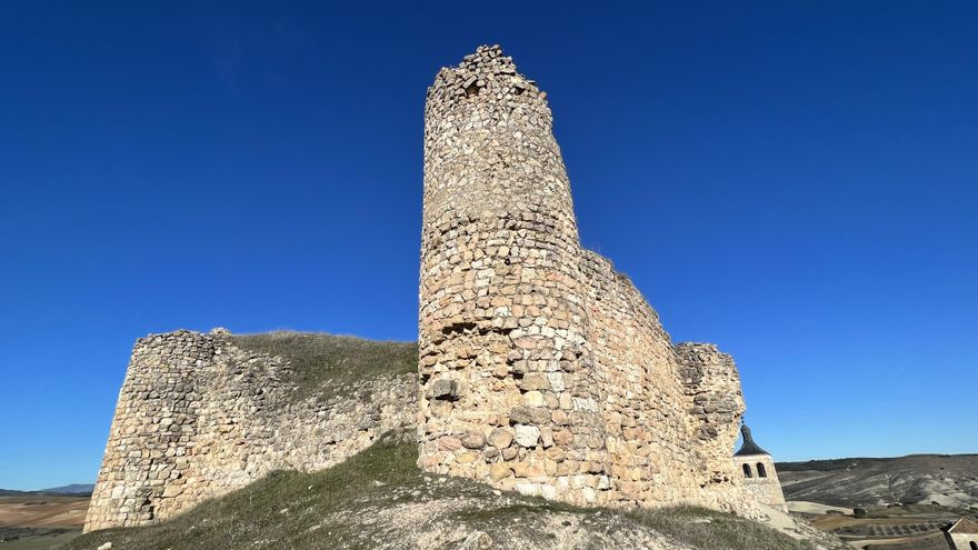 Ponen a la venta el castillo en ruinas de un pueblo de Guadalajara por medio millón de euros