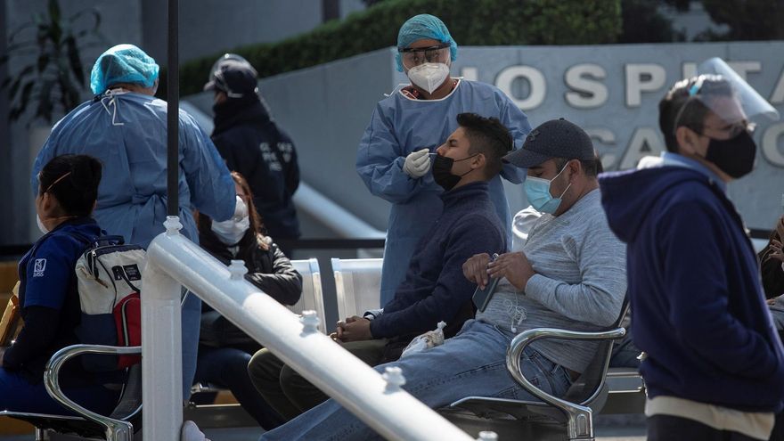 Personas acuden a realizarse pruebas para detectar la covid-19, en un módulo instalado en el Hospital Carlos MacGregor, en Ciudad de México (México).