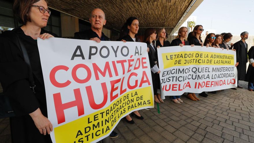 Los letrados en huelga de la Administración de Justicia de Las Palmas se vuelven a concentrar con la esperanza de lograr un acuerdo