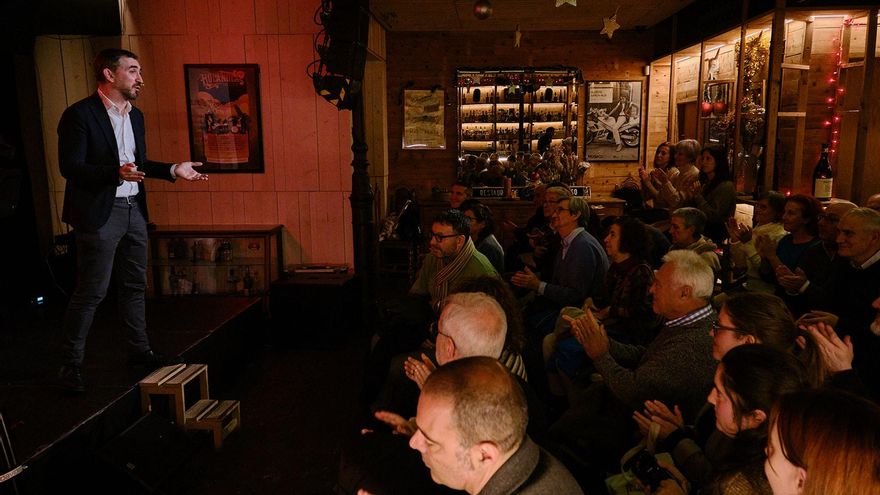 Ignacio Escolar y un grupo de socios y socias de elDiario.es