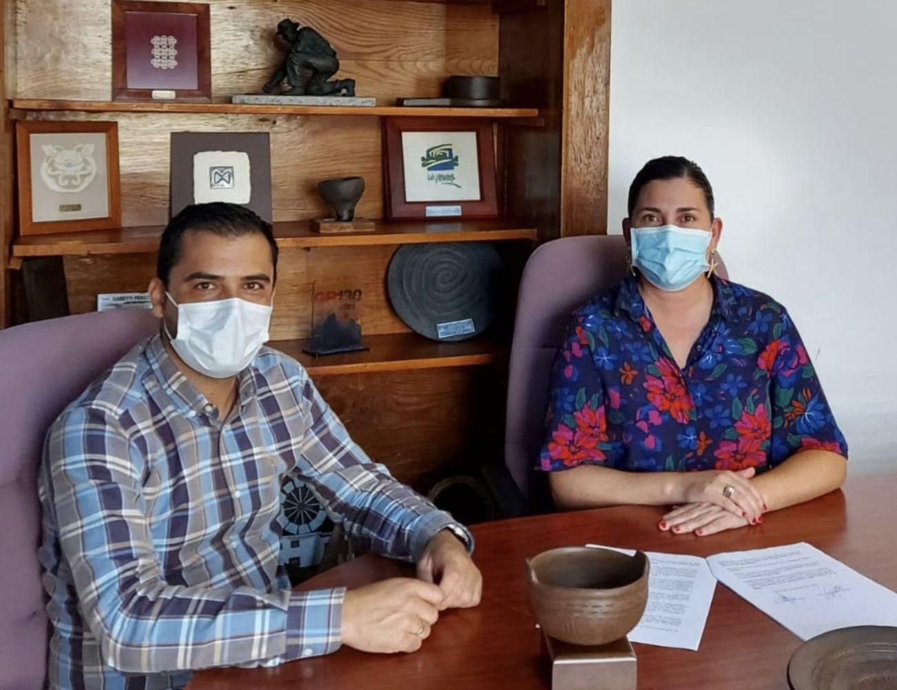 Goretti Pérez Corujo, alcaldesa  de Villa Mazo,  y el primer teniente de alcalde.