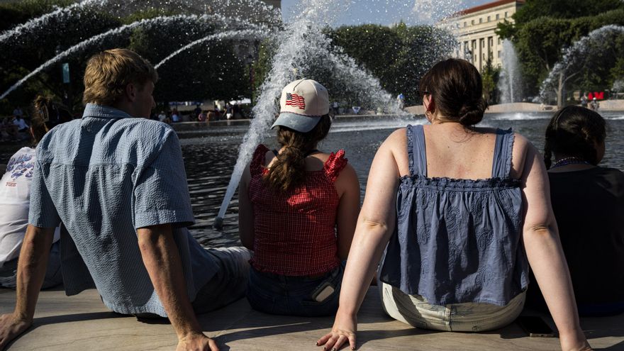 Personas se refrescan en la fuente del Jardín de Esculturas de la Galería Nacional de Arte, en el National Mall de Washington, DC (EE.UU.), durante temperaturas de calor extremo. EFE/GRAEME SLOAN