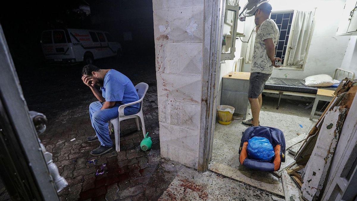 Un médico llora desconsolado tras el ataque al hospital Al Ahli en Gaza.