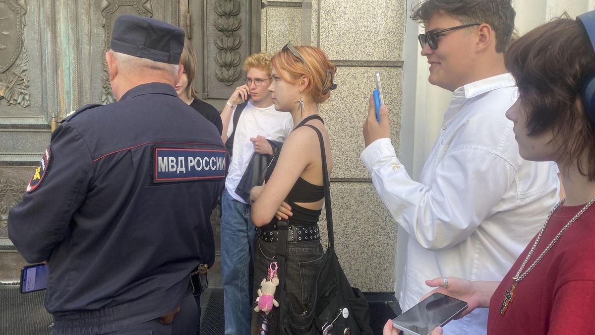 Jóvenes se concentran este lunes a las puertas del Tribunal Supremo durante la sesión contra el partido Yábloko