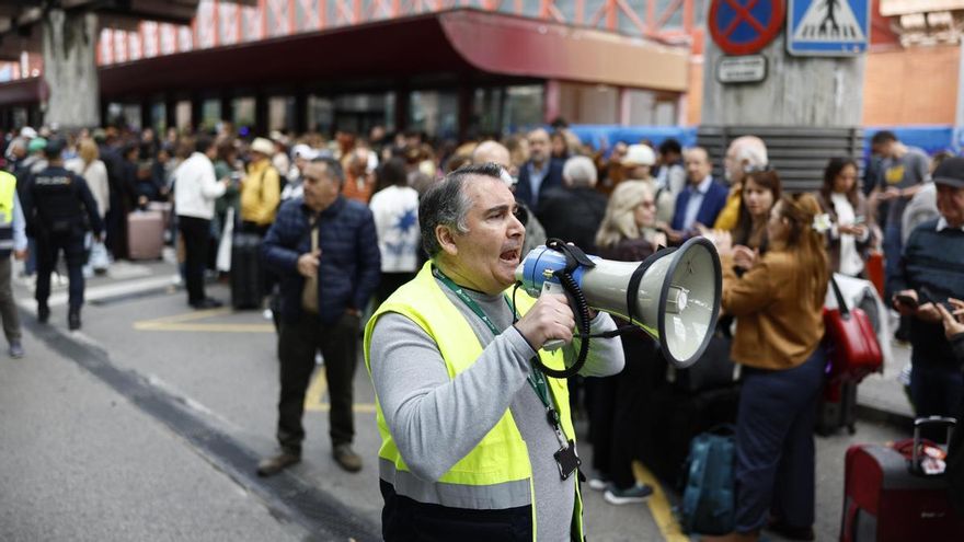 El personal de la estación de Atocha, este lunes