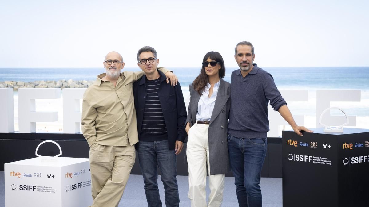 El director Javier Ruiz Caldera y los actores Belén Cuesta, Berto Romero y Javier Cámara durante la presentación de '5 minutos más'.