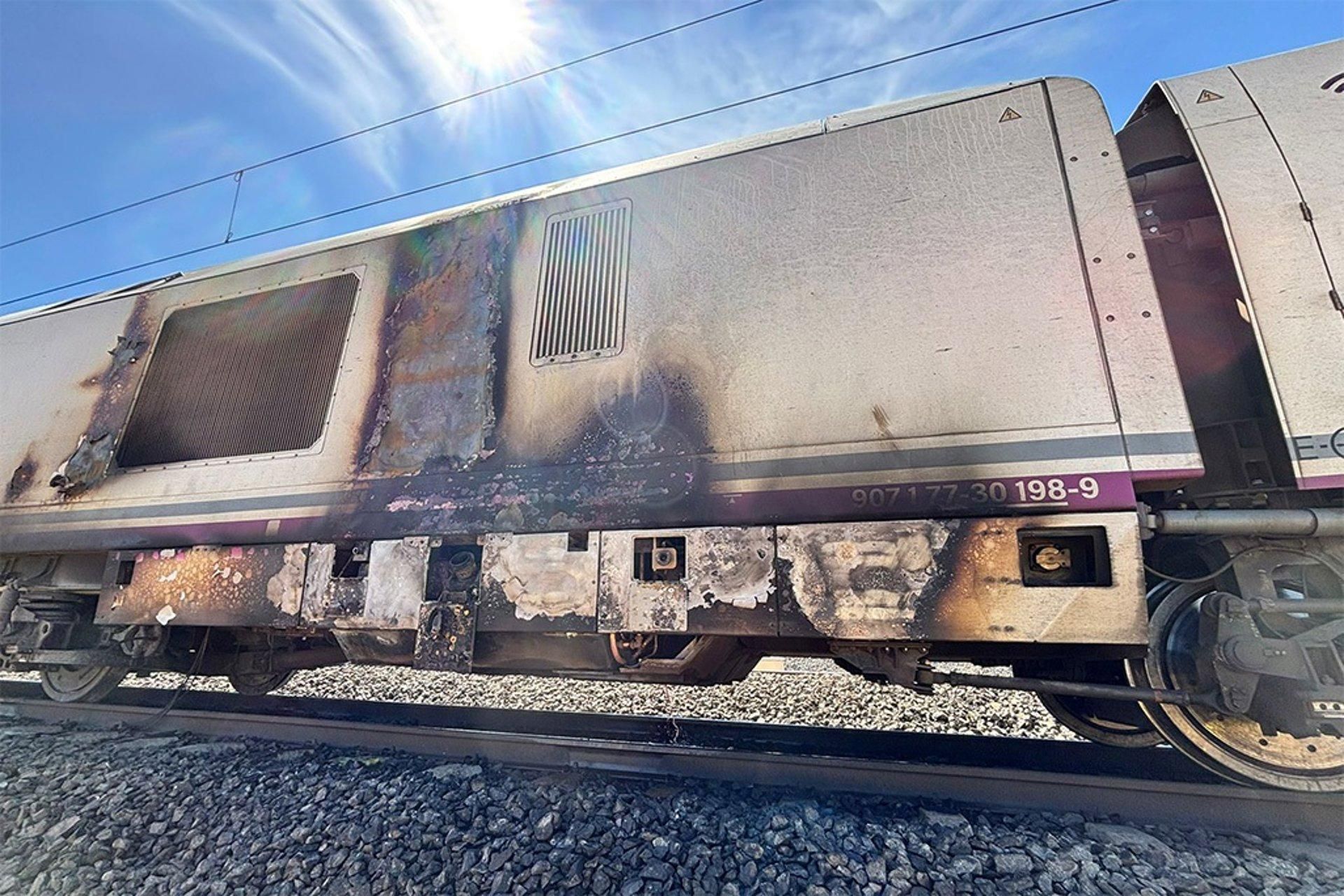 Incendio declarado en la máquina de cola de un tren AVE que cubría el trayecto entre Almería y Madrid El 30 de agosto de 2025