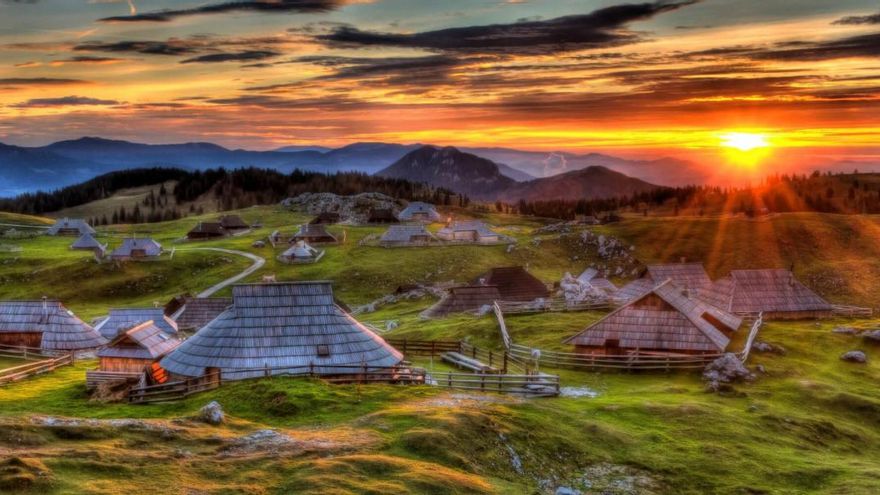 Para llegar hasta este pueblo esloveno de pastores con casas de madera y 500 hectáreas de prado lo mejor es hacerlo en teleférico