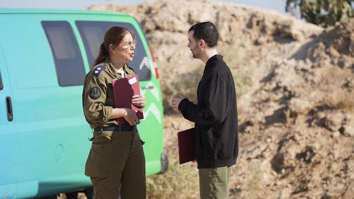 El rehén Guy Gilboa Dalal conversa con una representante de las Fuerzas de Defensa de Israel