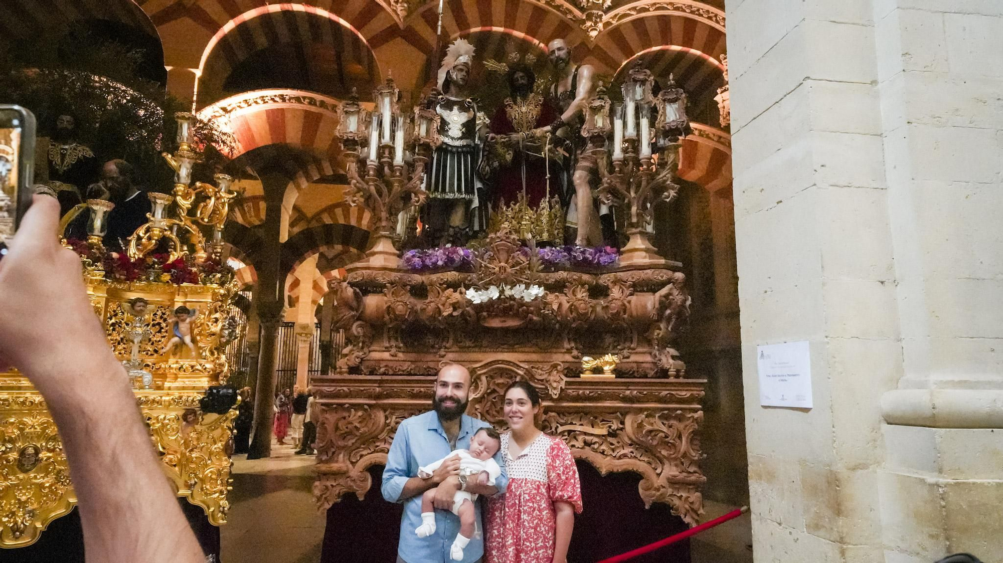 Turistas visitan la Mezquita-Catedral, donde se exponen los pasos que participaron en el Vía Crucis Magno.