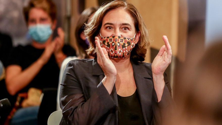 La alcaldesa de Barcelona, Ada Colau, aplaude en el encuentro 'El feminismo de la cuarta ola: una nueva generación de derechos feministas', en el Espacio Bertelsmann, a 1 de octubre de 2021, en Madrid (España).