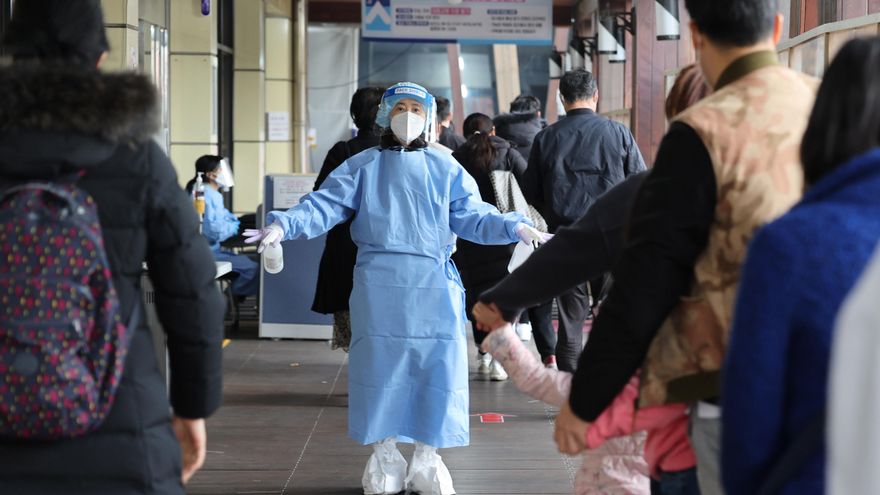 Un sanitario recibe a las personas que han acudido a una clínica de Seúl para realizarse un test de coronavirus. EFE/EPA/YONHAP