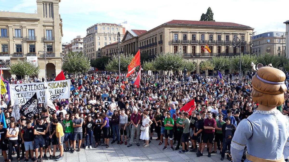 Miles de personas se manifiestan en Pamplona en apoyo al 'Gaztetxe Maravillas'