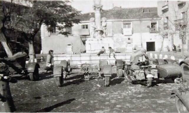 La foto de Manuel Martín de La Madrid de las motocicletas de los alemanes de la Legión Cóndor aparcadas en la Plaza del Grano en León.