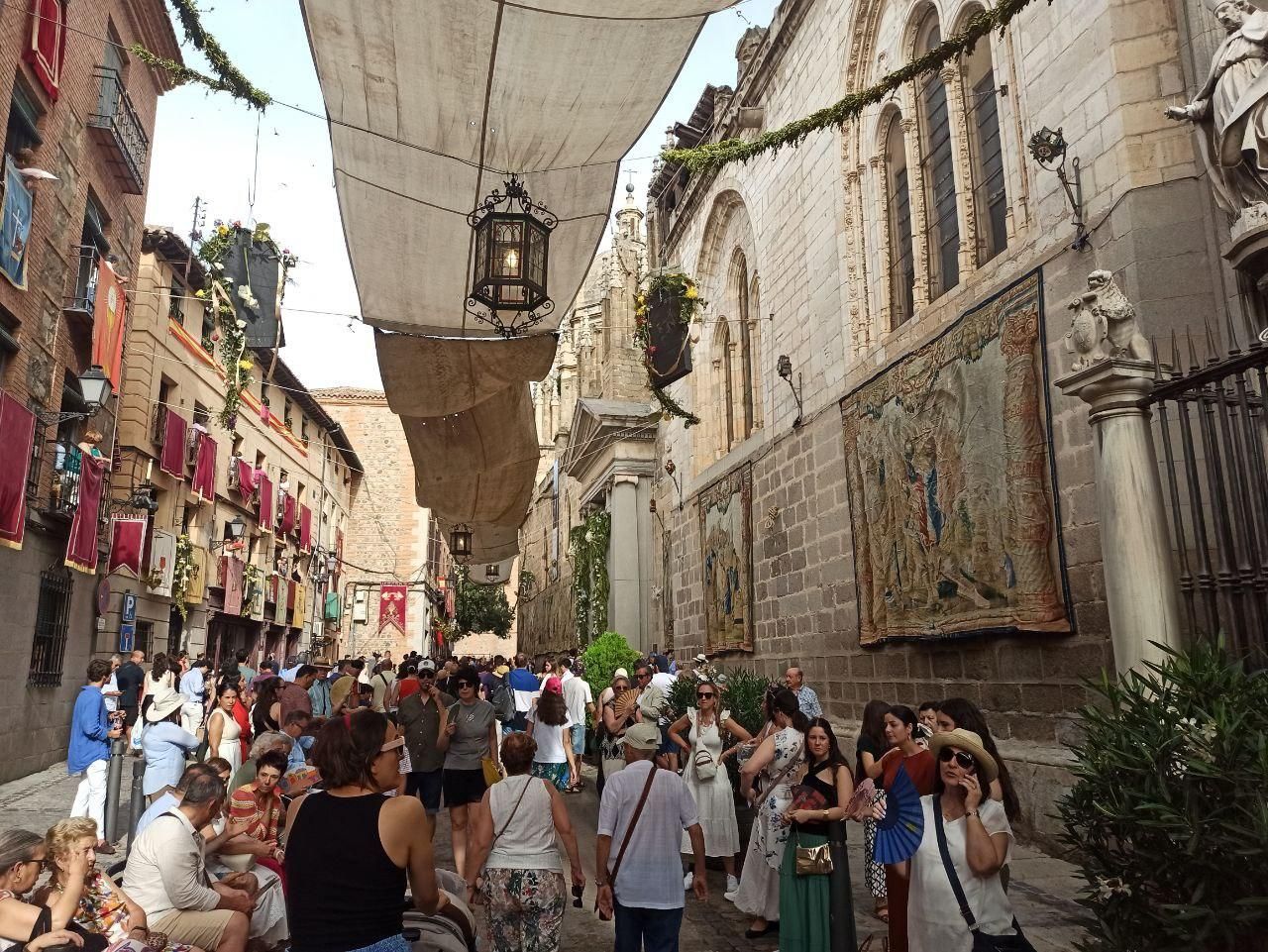 Tapices en una de las fachadas de la catedral el pasado jueves 19 de junio de 2025