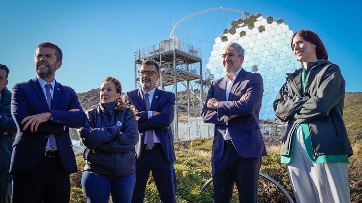 Imagen de archivo del presidente del Gobierno de Canarias, Fernando Clavijo, junto a la ministra de de Ciencia, Innovación y Universidades, Diana Morant, y otras autoridades, en el Roque de Los Muchachos, el pasado 23 de julio,  con motivo del  40 aniversario del IAC en La Palma.