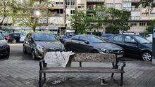 Un banco de la ciudad con ropa abandonada, durante la crisis sanitaria por coronavirus.
