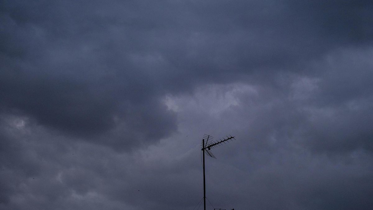 El sur de Alicante suspende las clases a la espera de un nuevo 'reventón térmico' con granizo y viento huracanado