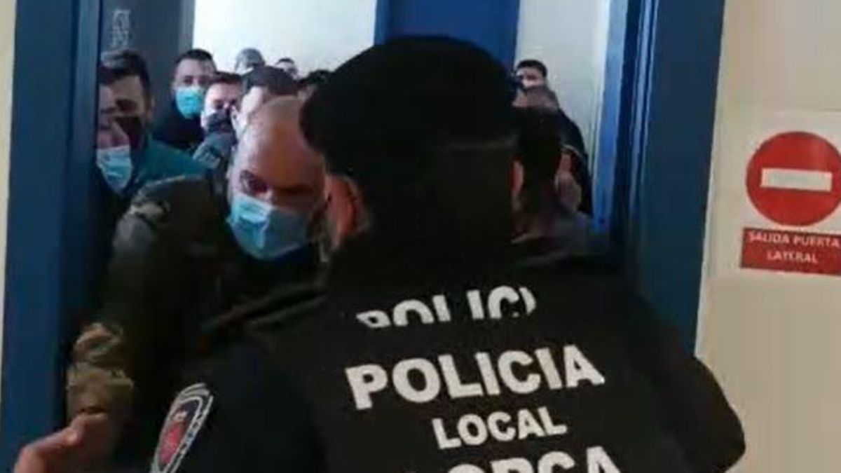 Momento en que los manifestantes irrumpían en el Ayuntamiento de Lorca