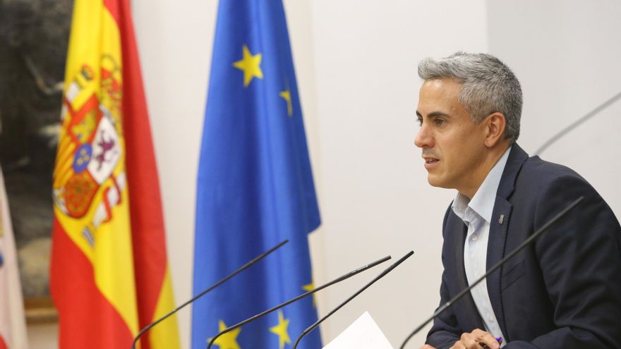 El vicepresidente y consejero de Universidades, Igualdad, Cultura y Deporte, Pablo Zuloaga, informa en rueda de prensa de los acuerdos del Consejo de Gobierno