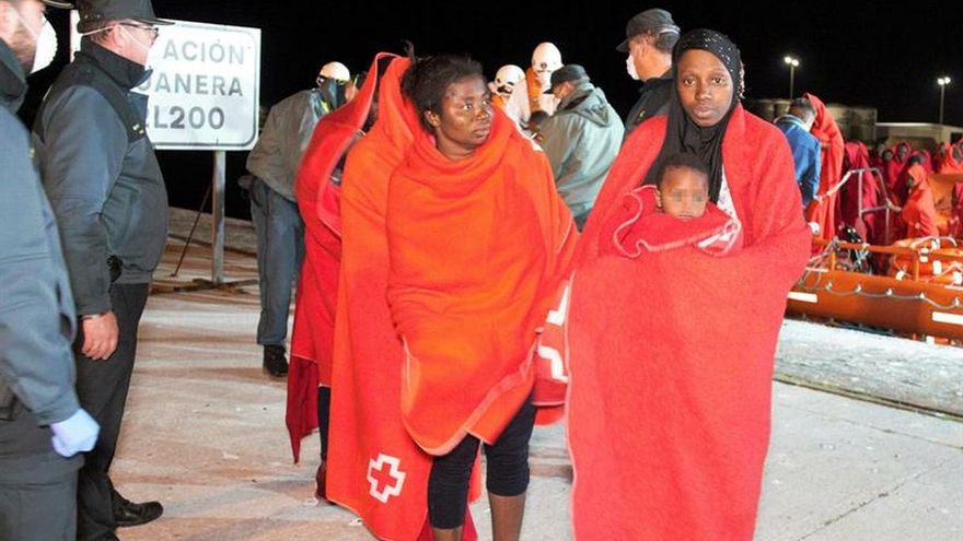 Un menor de unos tres años, hospitalizado tras arribar a Cádiz en una patera