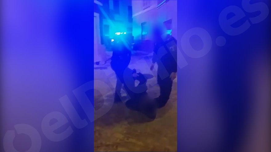 El jefe de la Policía Local de Bétera pisotea a un detenido en el suelo ante un concejal del PP: “Quietecito, ni 'please' ni hostias”