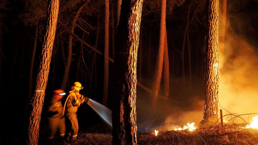 La Unidad Militar de Emergencias (UME) ha acudido este lunes a la localidad lucense de Ribas de Sil con 63 efectivos y 26 medios par participar en las tareas de extinción del incendio forestal. EFE/Eliseo Trigo
