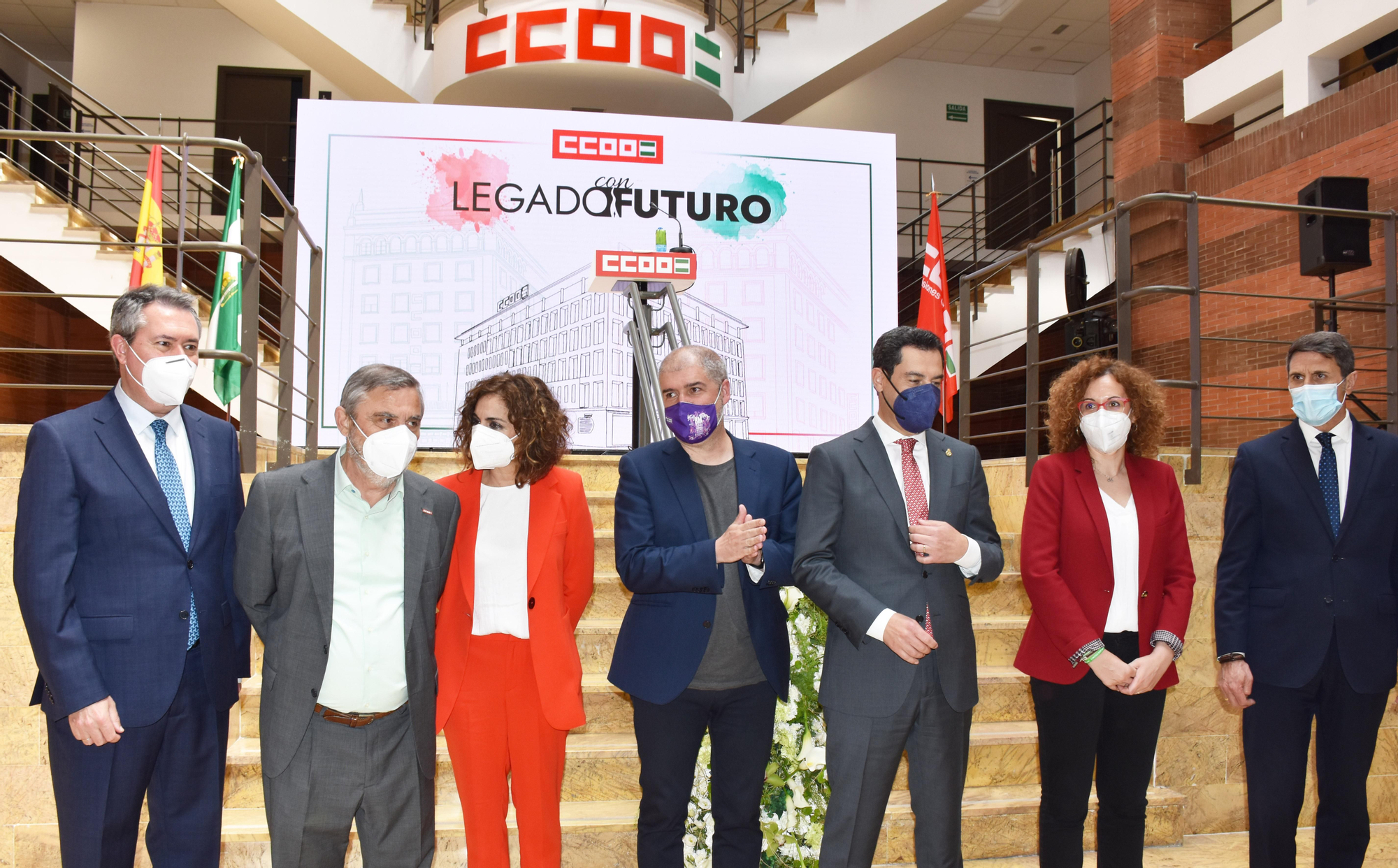 Foto de familia de las autoridades que asistieron a la inauguración de la nueva sede de CCOO.