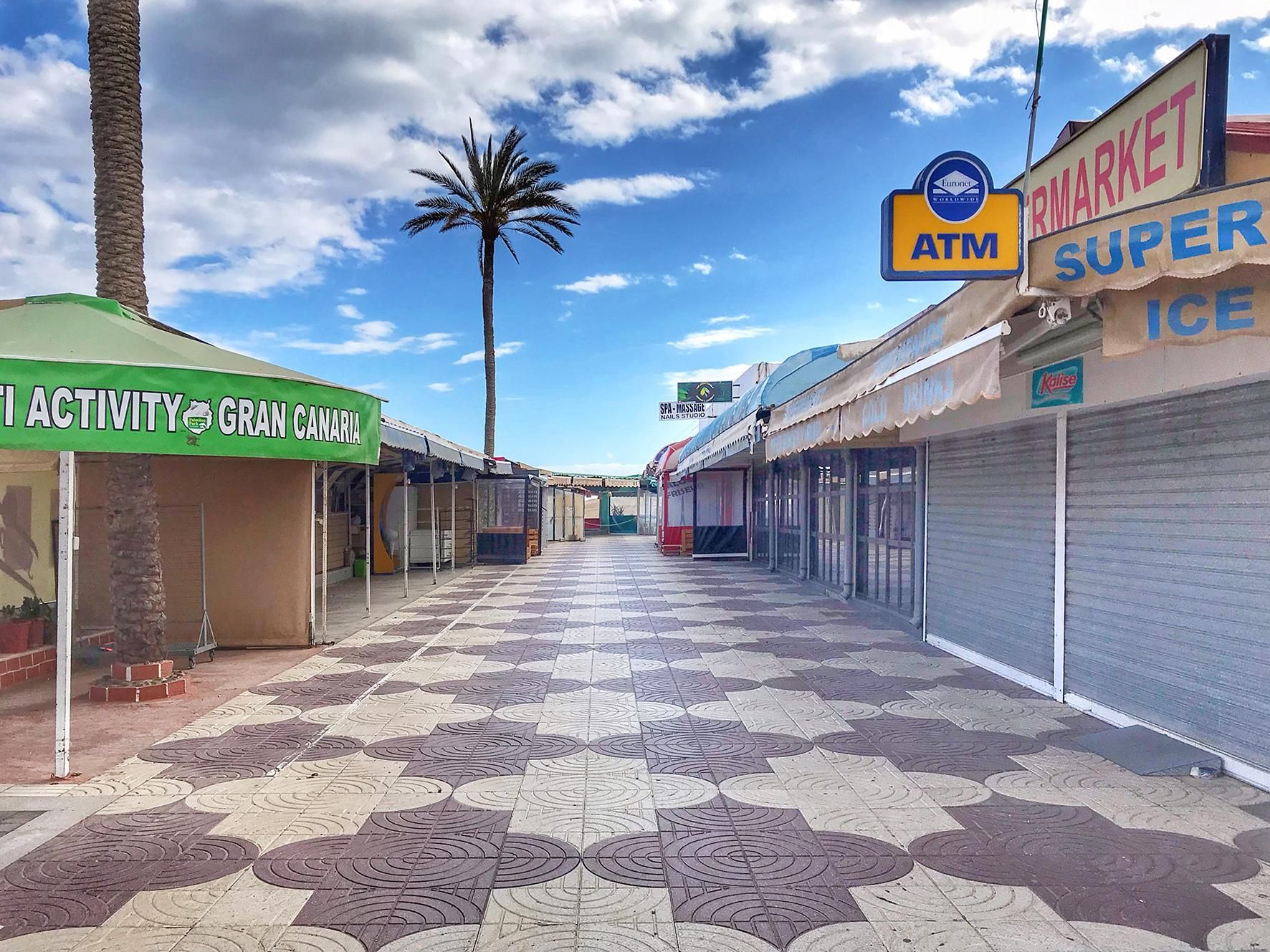 Terrazas y restaurantes cerrados en el Paseo Marítimo de Playa del inglés.