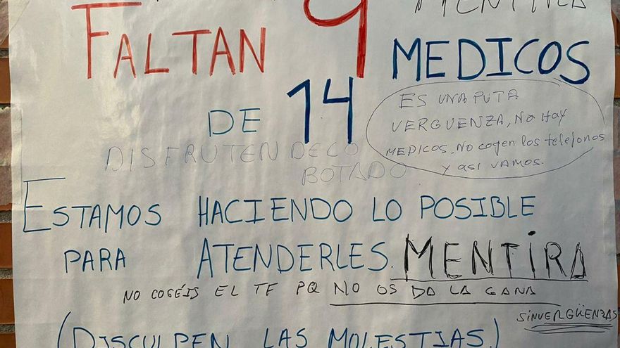 Uno de los carteles que anuncia la falta de médicos.