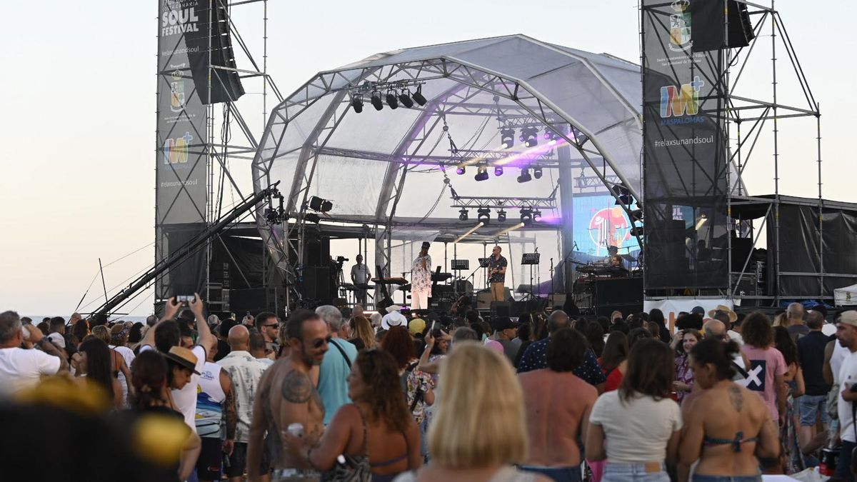 El público al atardecer durante los conciertos del festival. ©Fernando Ojeda