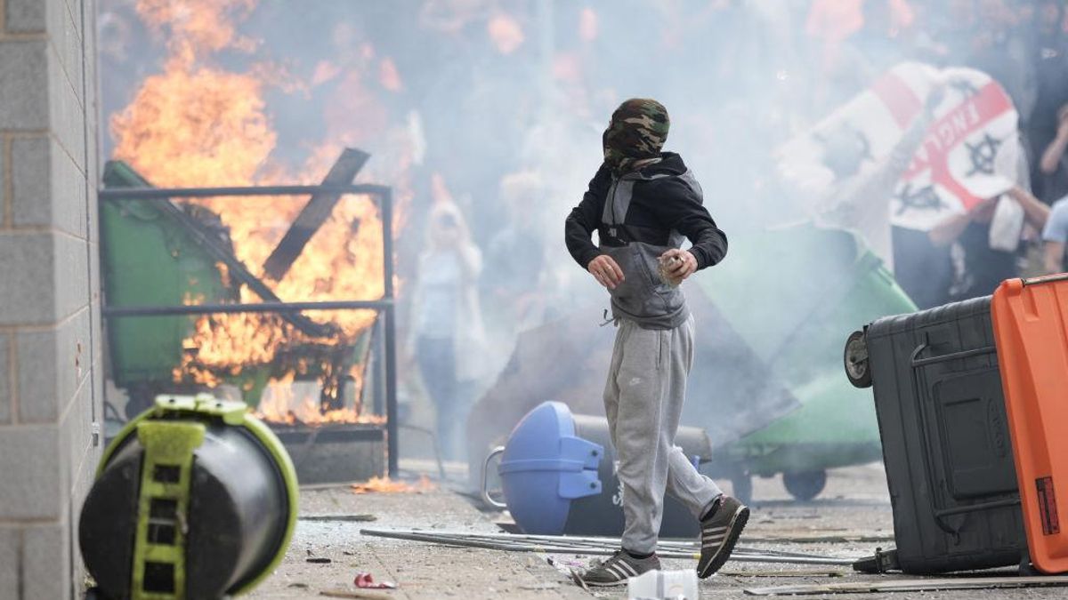 Un hombre durante los disturbios en Rotherham, Inglaterra, el 4 de agosto de 2024.