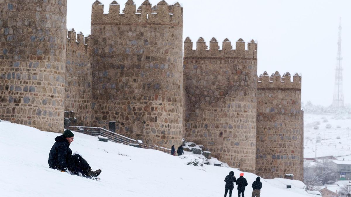 El temporal deja nevadas copiosas en Castilla y León con cortes y uso de cadenas en varias carreteras