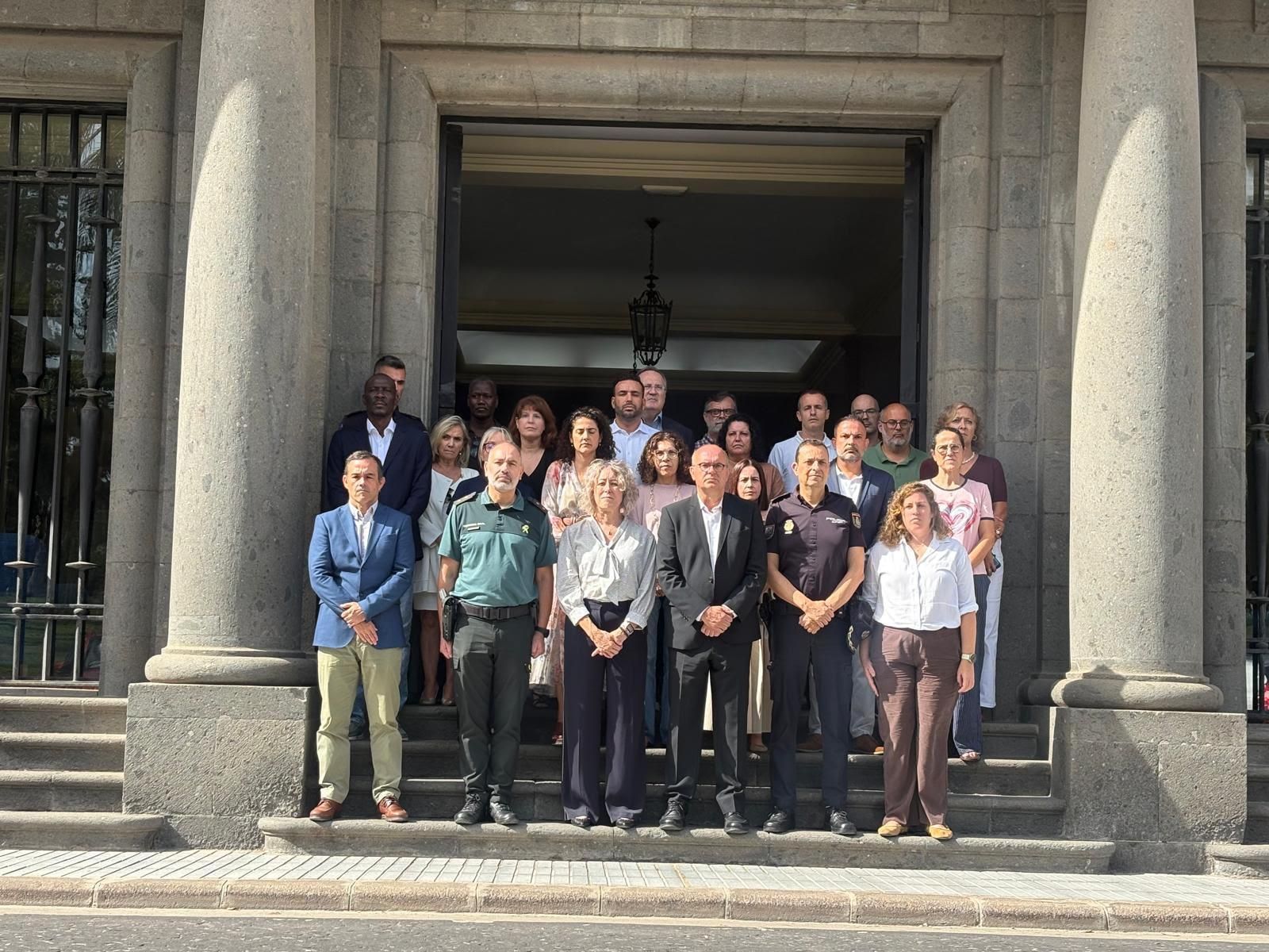 El delegado del Gobierno en Canarias, Anselmo Pestana, y la subdelegada del Gobierno en Las Palmas, Teresa Mayans, han participado frente a las puertas de la Delegación del Gobierno en Las Palmas de Gran Canaria, durante el minuto de silencio.