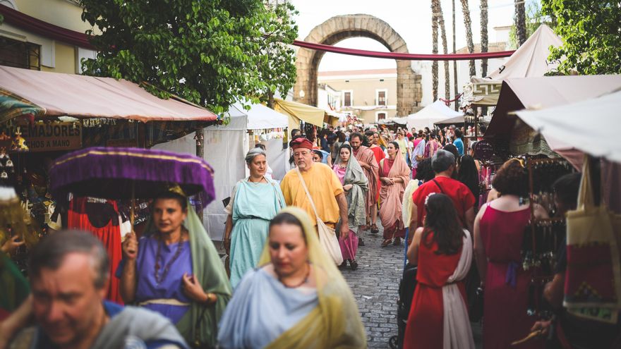 Ambiente en la calle Trajano con el arco romano del mismo nombre al fondo