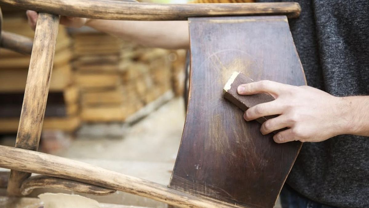 Villa de Mazo imparte con un taller de restauración de muebles