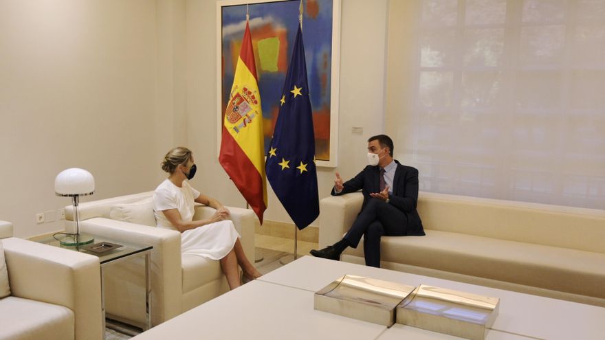 La vicepresidenta segunda y ministra de Trabajo y Economía Social, Yolanda Díaz y el presidente del Gobierno, Pedro Sánchez, durante la reunión del Consejo de Ministros extraordinario, en La Moncloa, a 7 de octubre de 2021, en Madrid (España).