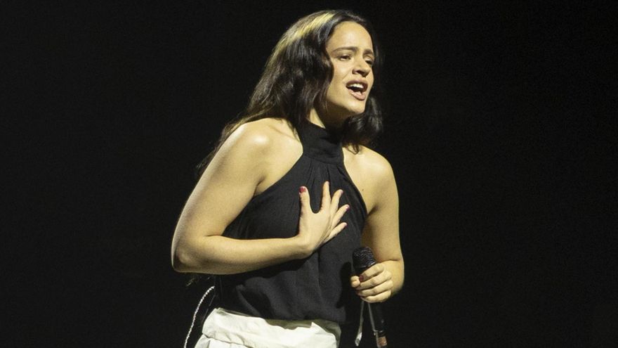 Rosalía cancela su concierto en Milán por intoxicación alimentaria cerca de una hora después de subir al escenario