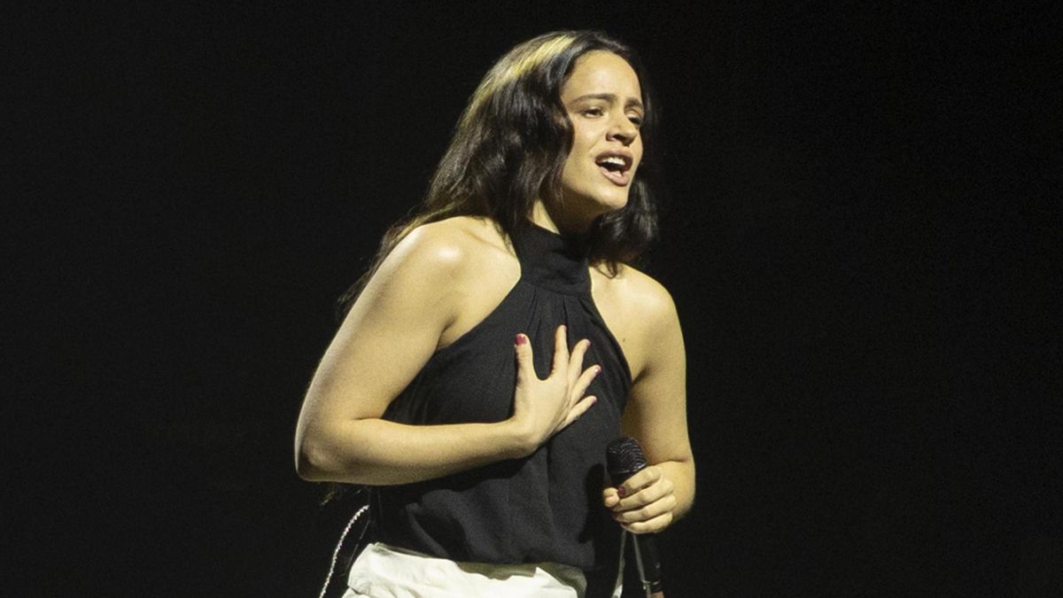 Rosalía cancela su concierto en Milán por intoxicación alimentaria cerca de una hora después de subir al escenario