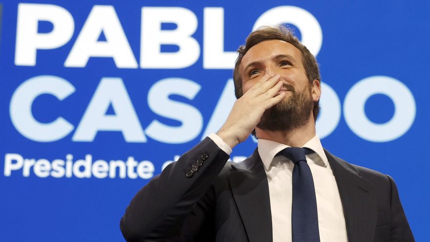 Casado lanza besos desde el escenario después de dar el discurso.